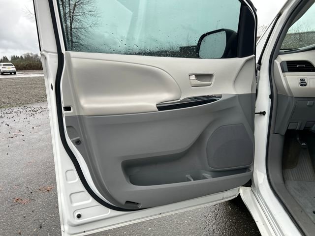 Used 2014 Toyota Sienna LE image 17