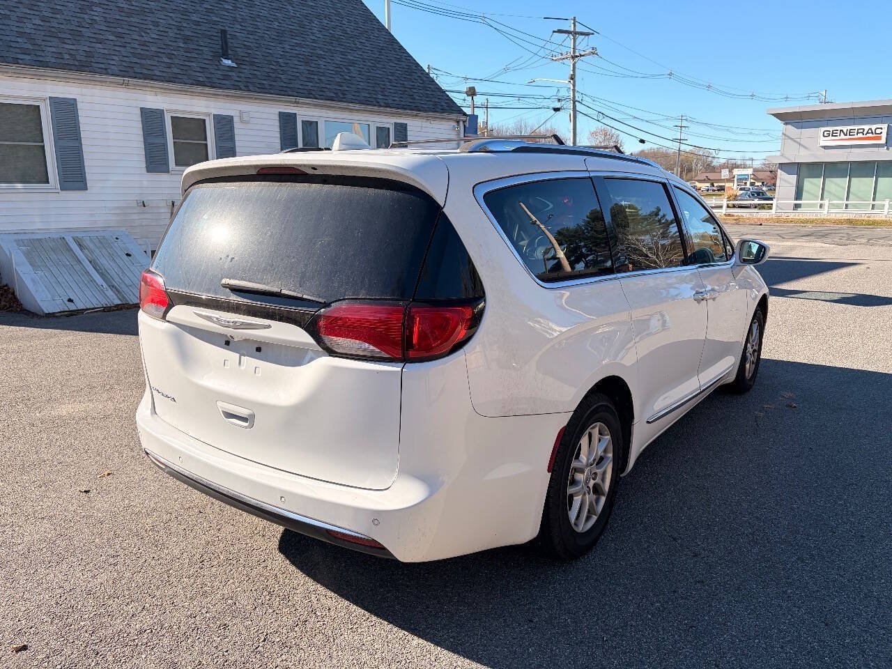 Used 2020 Chrysler Pacifica Touring-L FWD image 11