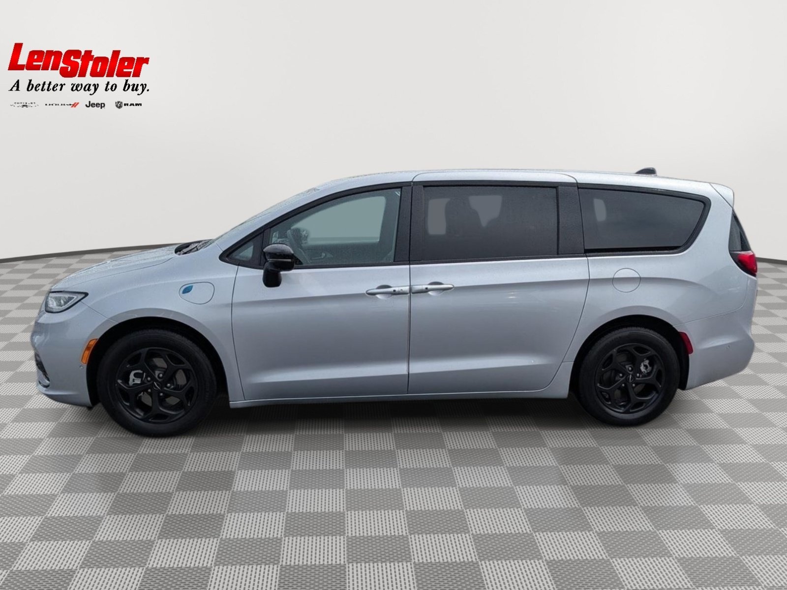Used 2023 Chrysler Pacifica Limited w/ Uconnect Theater Family Group FWD image 2