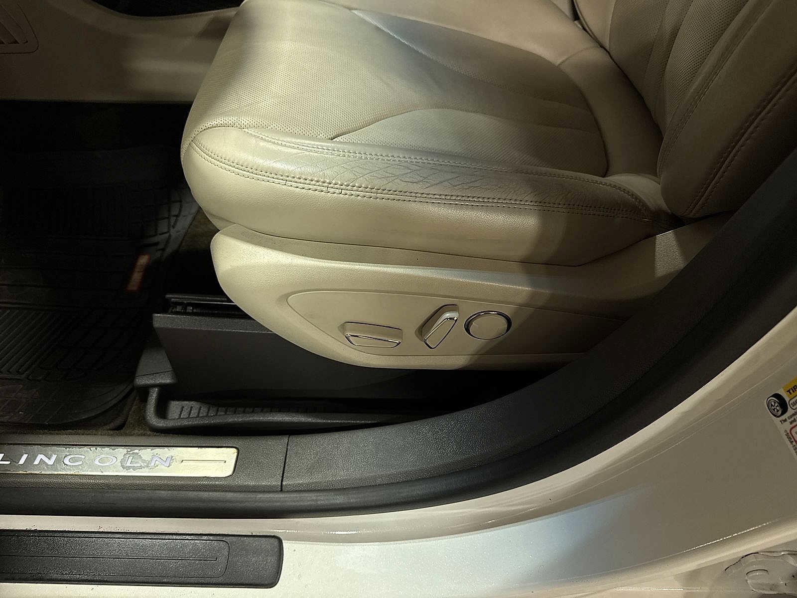 Used 2016 Lincoln MKX Reserve w/ Cargo Accessories Package image 24