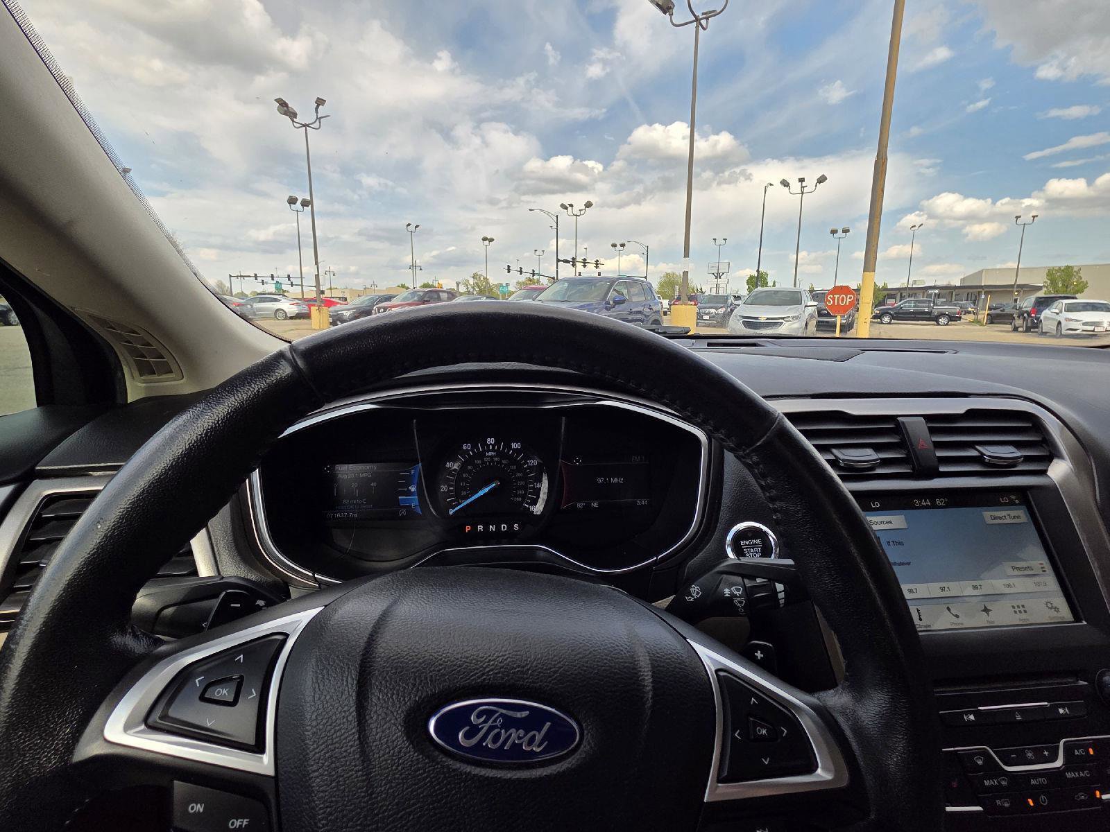 Used 2017 Ford Fusion SE w/ Fusion SE Technology Package image 28