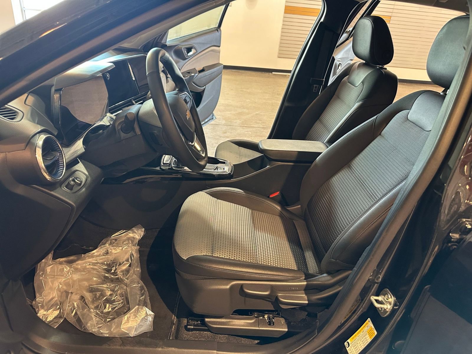 Used 2025 Chevrolet Trax LT w/ LT Convenience Package image 25