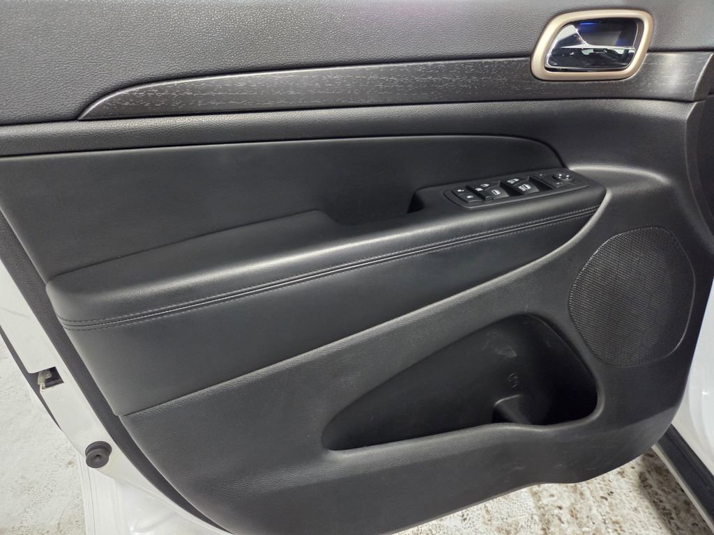 Used 2017 Jeep Grand Cherokee Laredo w/ Quick Order Package 23E image 12