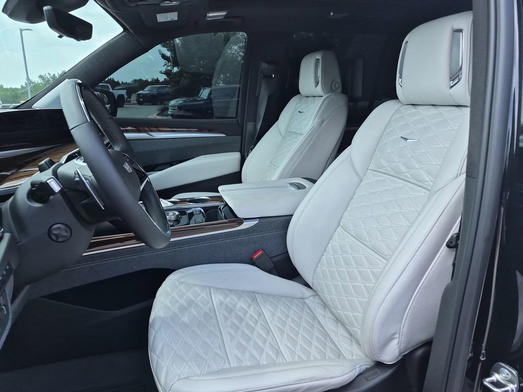 Used 2026 Cadillac Escalade Platinum Sport w/ LPO, Floor Liner Package AWD/4WD image 18