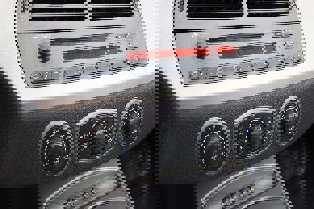 Used 2004 BMW Z4 2.5i image 23