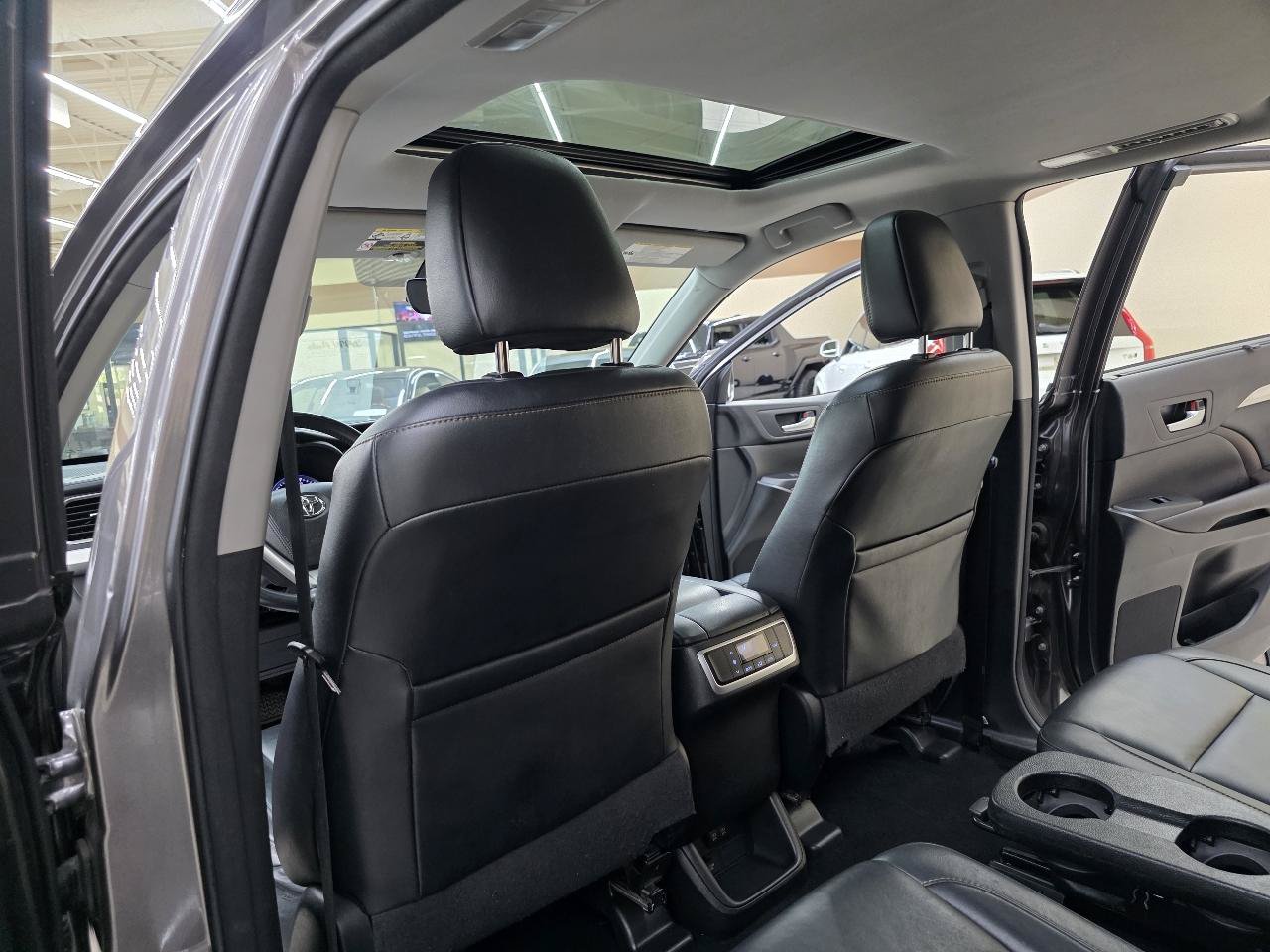Used 2017 Toyota Highlander SE FWD image 27