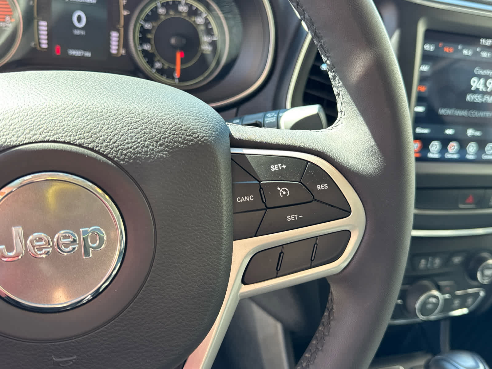 Used 2022 Jeep Cherokee Latitude w/ Trailer Tow Group image 13