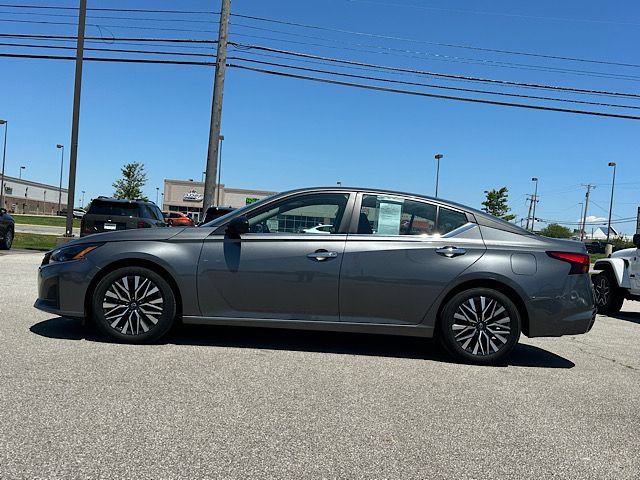 Used 2025 Nissan Altima 2.5 SV FWD image 2