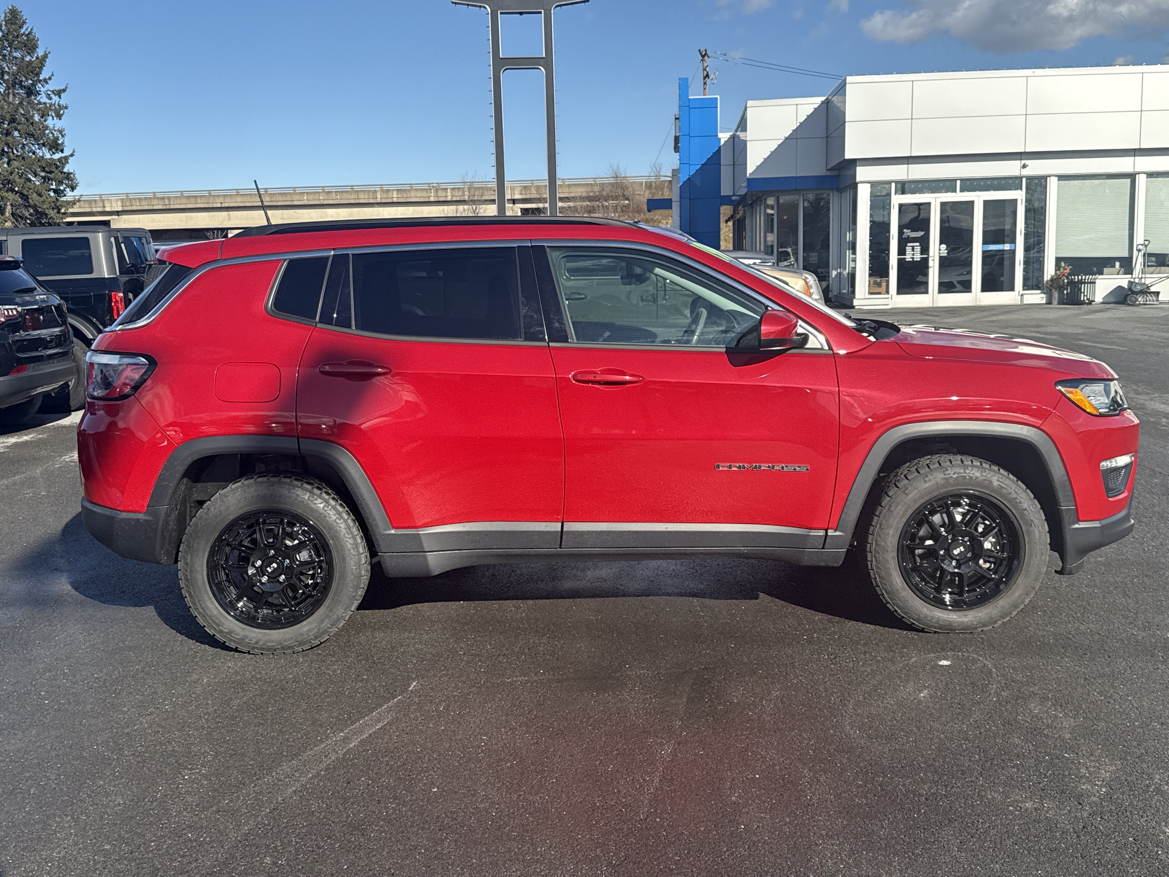 Used 2019 Jeep Compass Latitude image 2