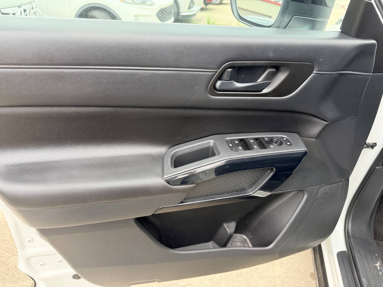 Used 2025 Nissan Pathfinder S FWD image 11