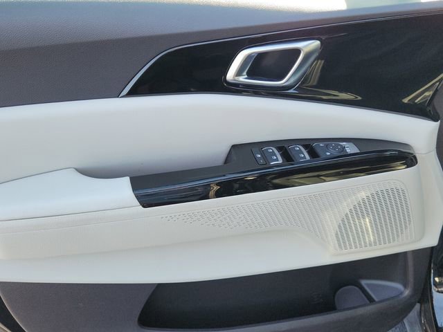 Used 2022 Kia Carnival EX image 24