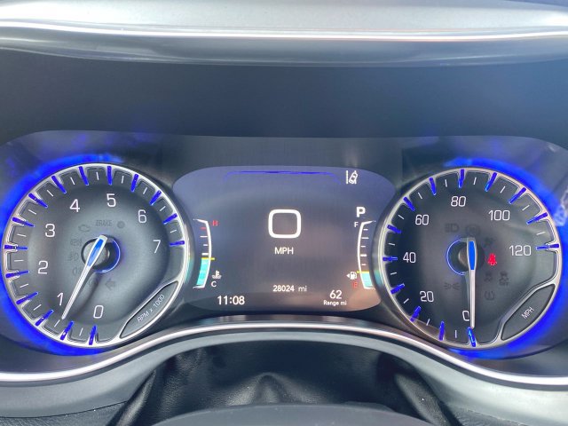 Used 2025 Chrysler Pacifica Limited FWD image 11