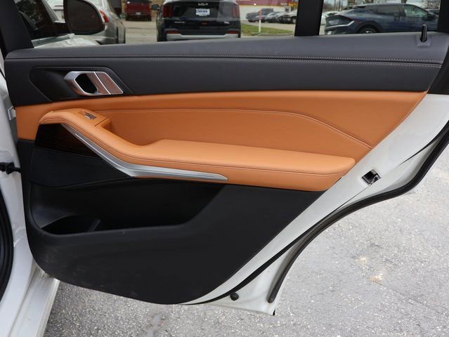 Used 2024 BMW X7 xDrive40i w/ Climate Comfort Package image 15