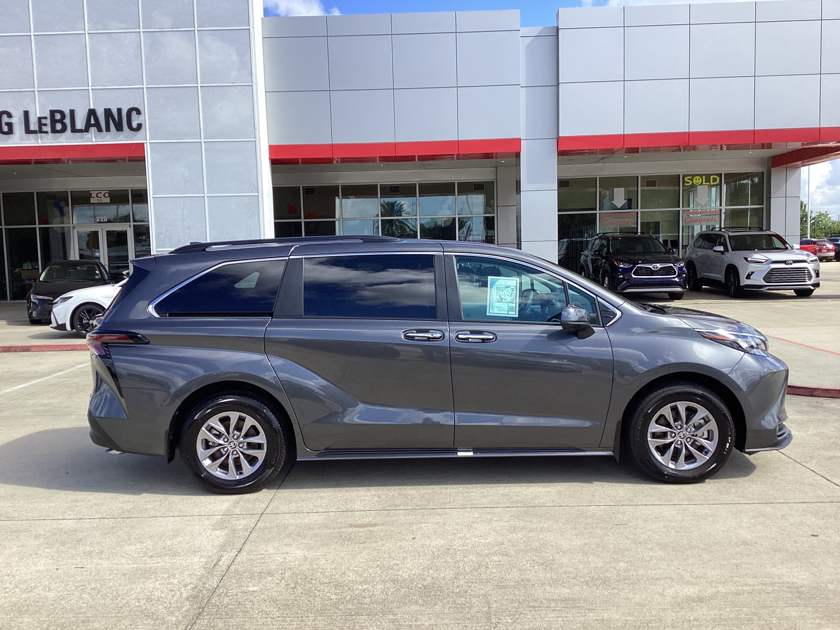 Used 2025 Toyota Sienna XLE w/ XLE Plus Package FWD image 8