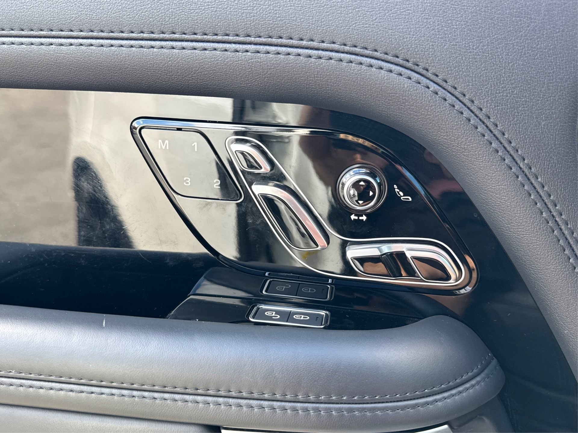 Used 2018 Land Rover Range Rover HSE image 24