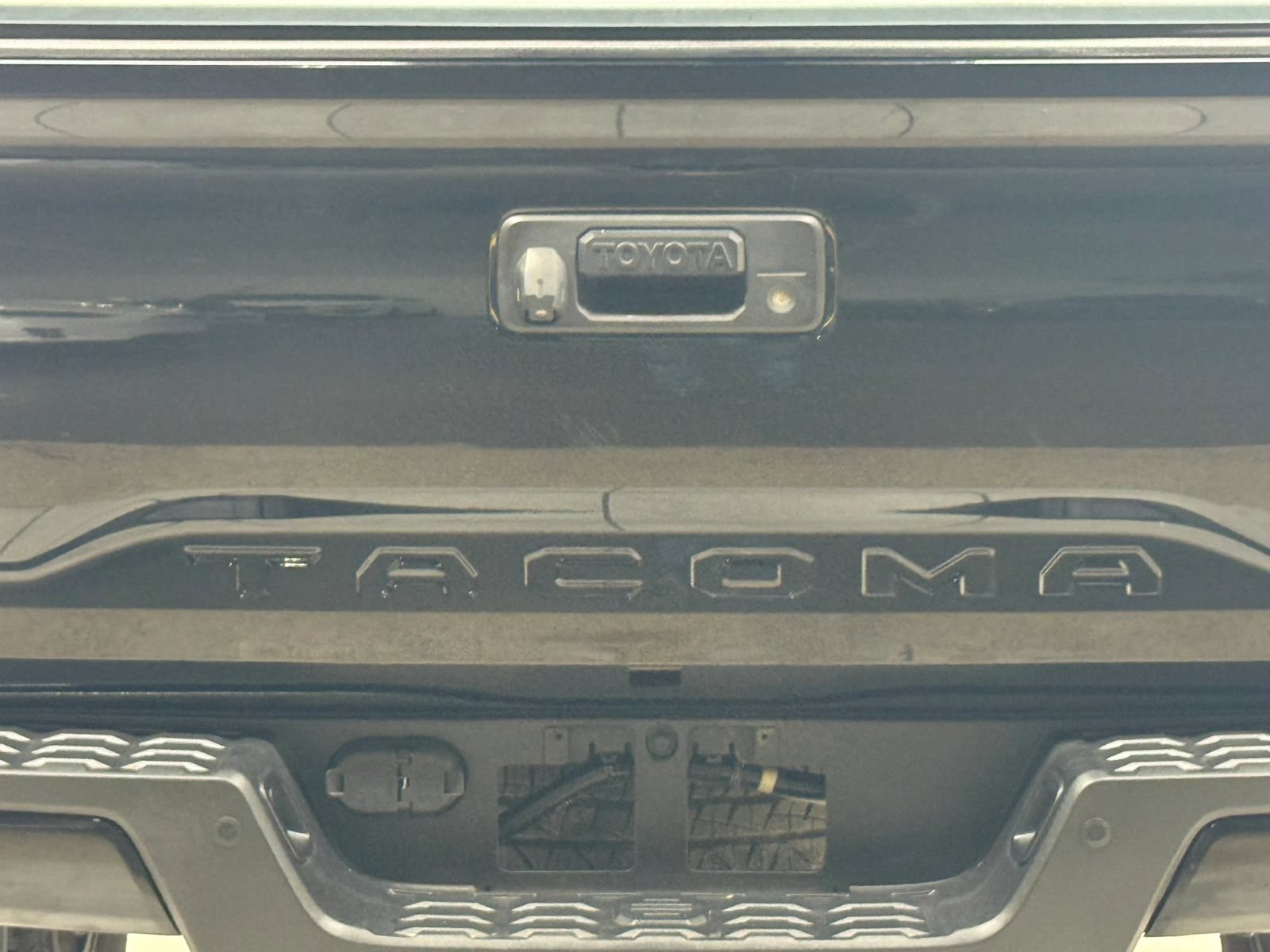 Used 2018 Toyota Tacoma TRD Sport AWD/4WD image 11