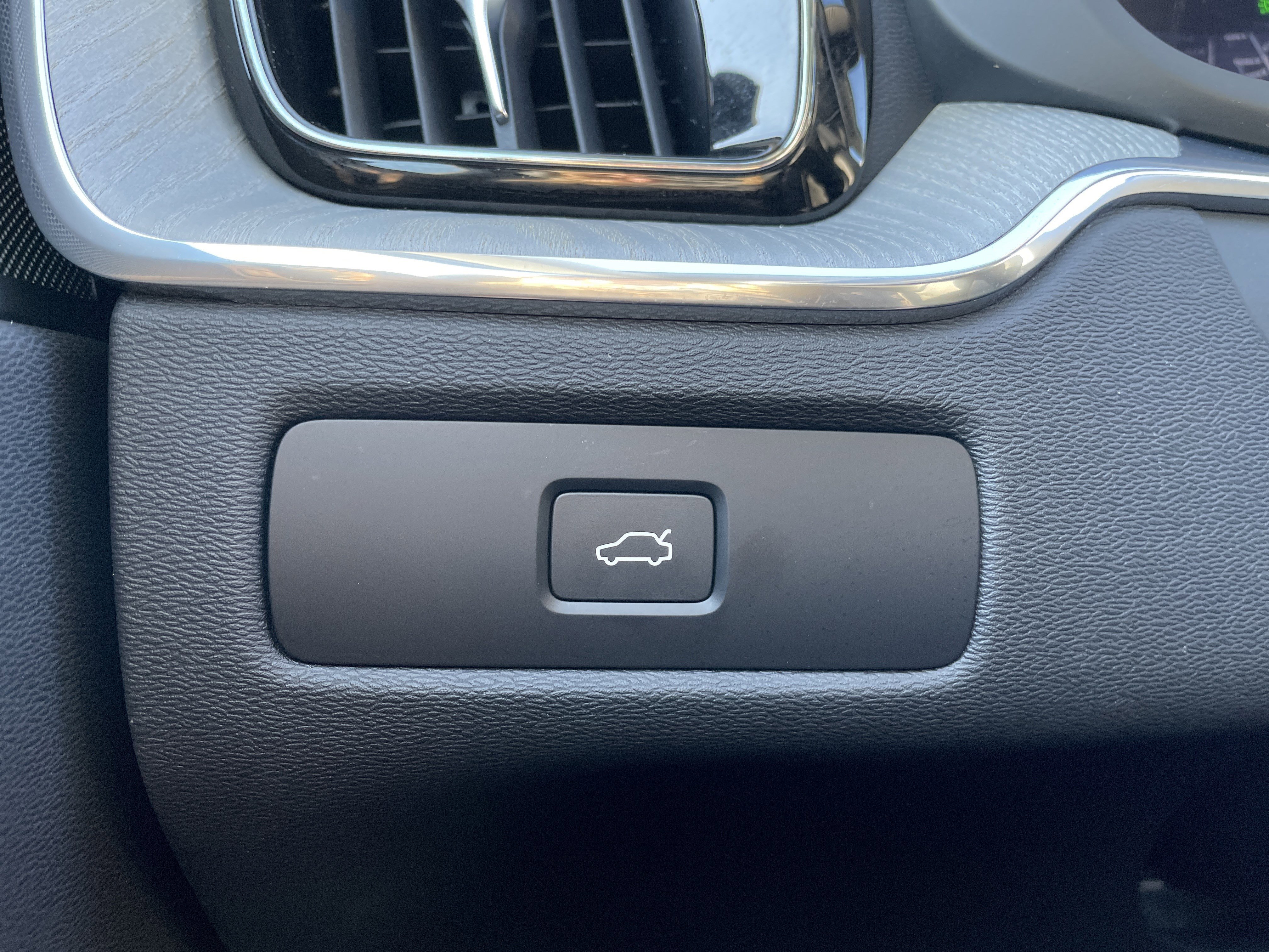 Used 2025 Volvo XC60 B5 Plus image 43