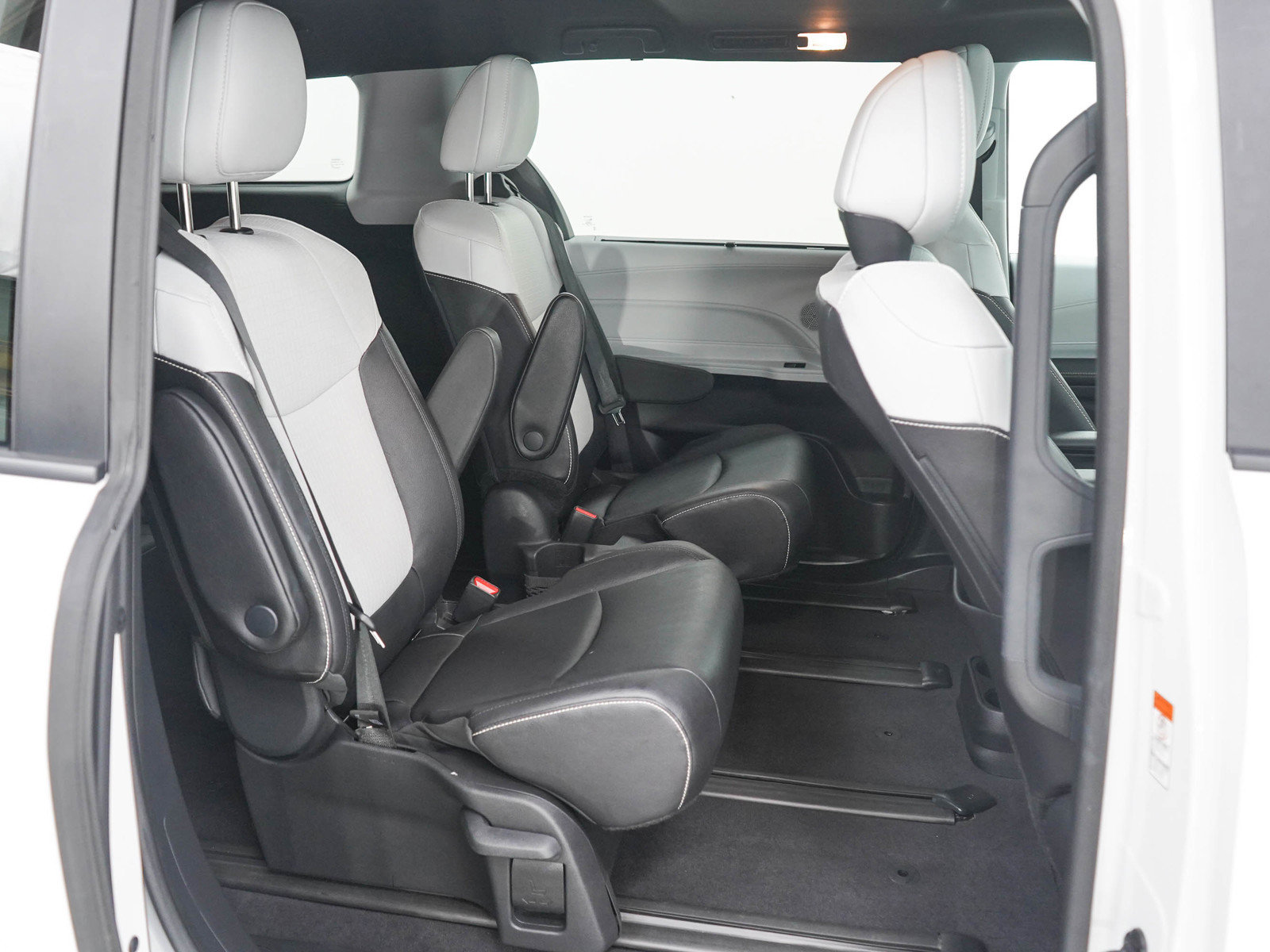 Used 2025 Toyota Sienna XSE AWD/4WD image 13