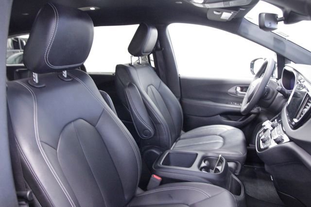 Used 2025 Chrysler Pacifica Select image 12