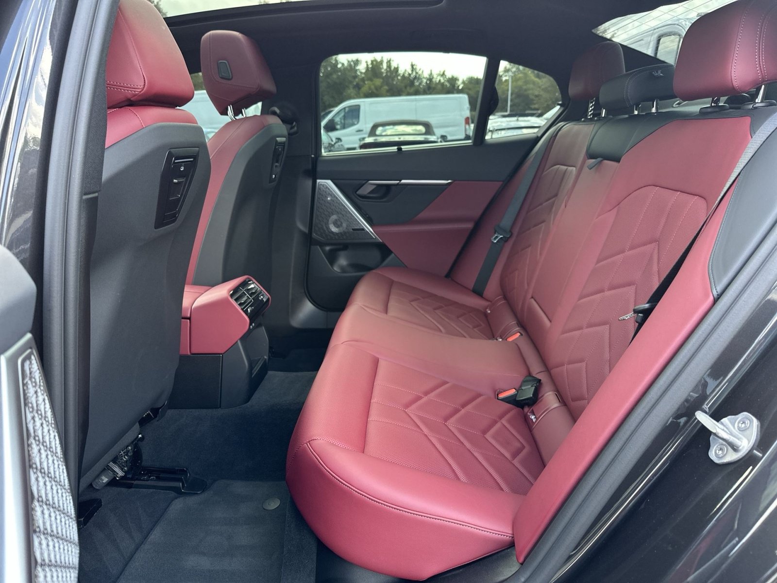 Used 2025 BMW 550e xDrive w/ Executive Package AWD/4WD image 26