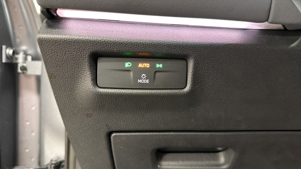 Certified 2025 Volkswagen Tiguan SE AWD/4WD image 20