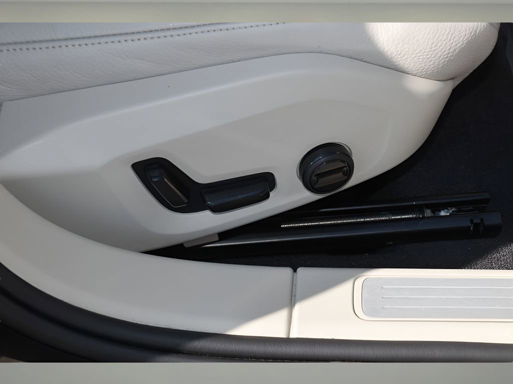 Used 2025 Volvo S60 B5 Plus FWD image 29