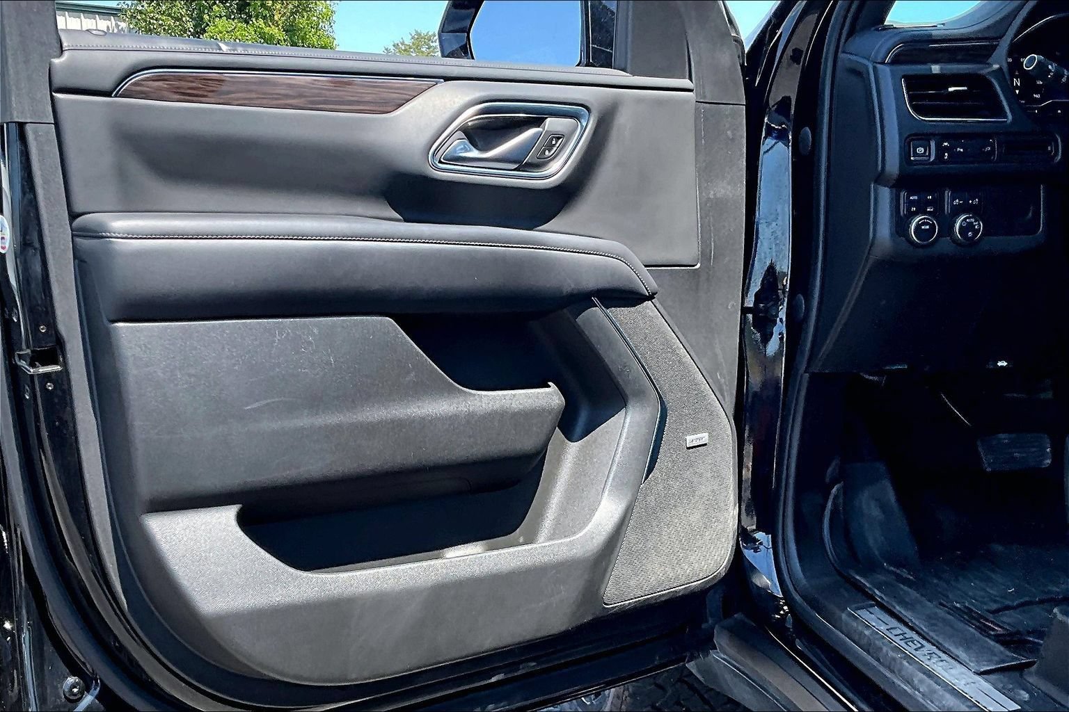 Used 2022 Chevrolet Suburban LT AWD/4WD image 16