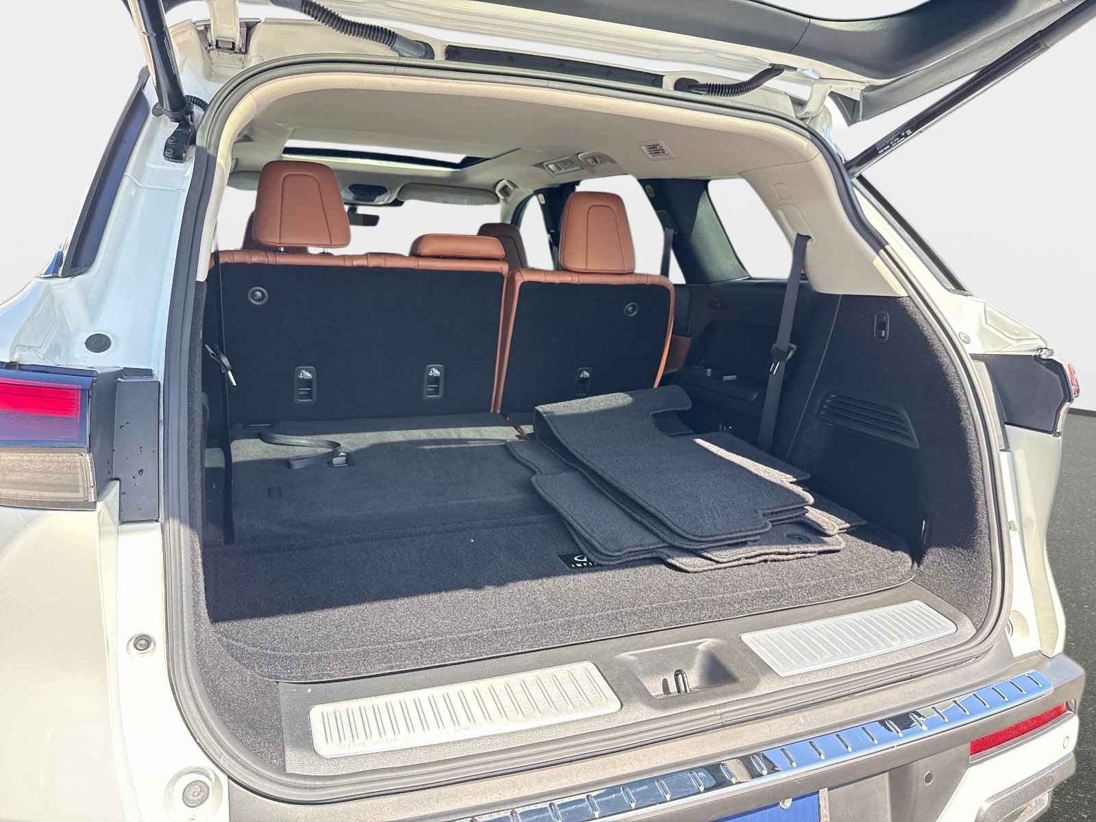 Used 2023 INFINITI QX60 Sensory w/ Cargo Package image 10