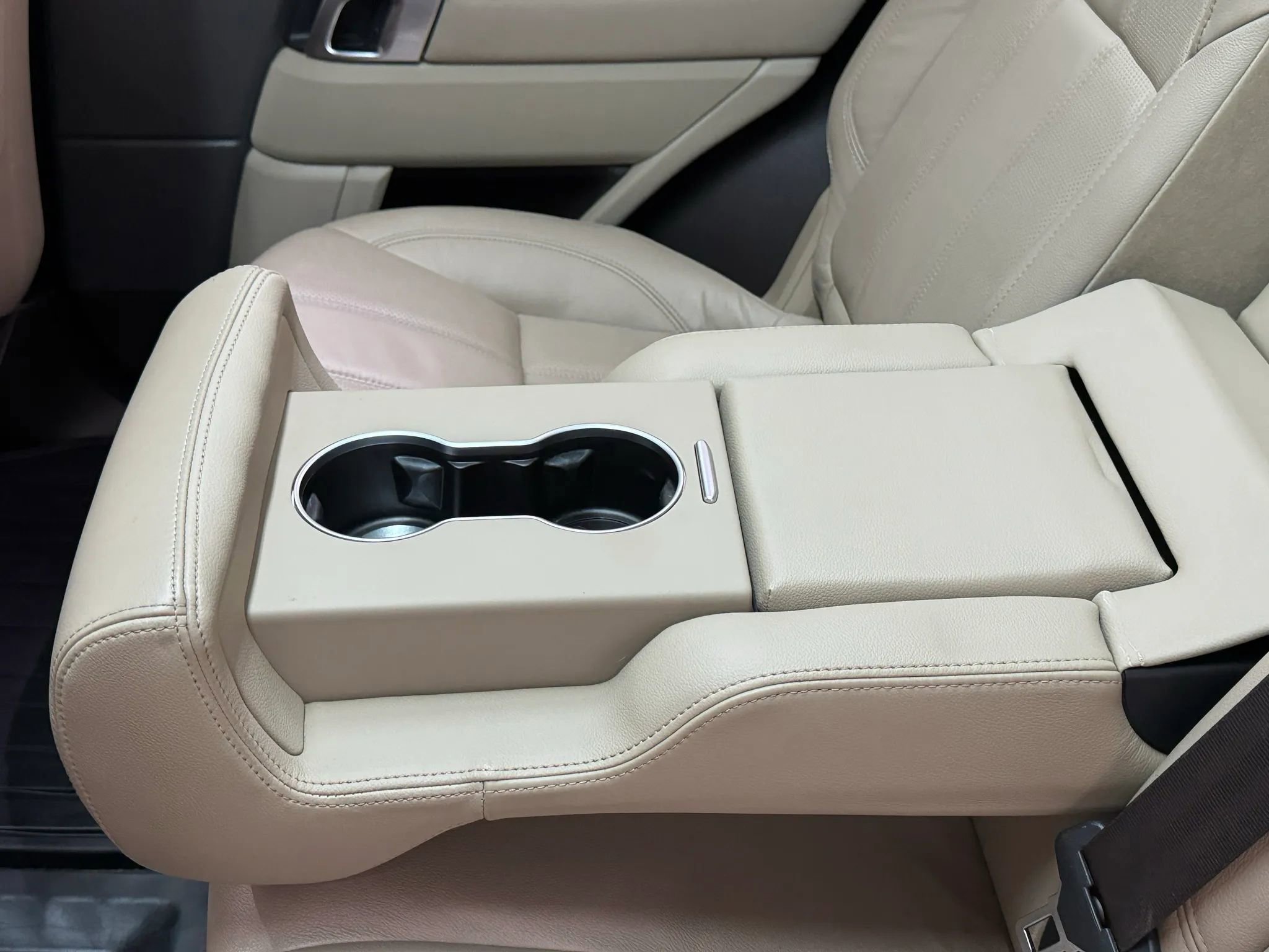 Used 2016 Land Rover Range Rover Sport SE image 17