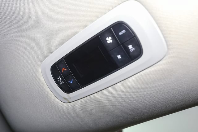 Used 2023 Chrysler Pacifica Touring-L FWD image 21