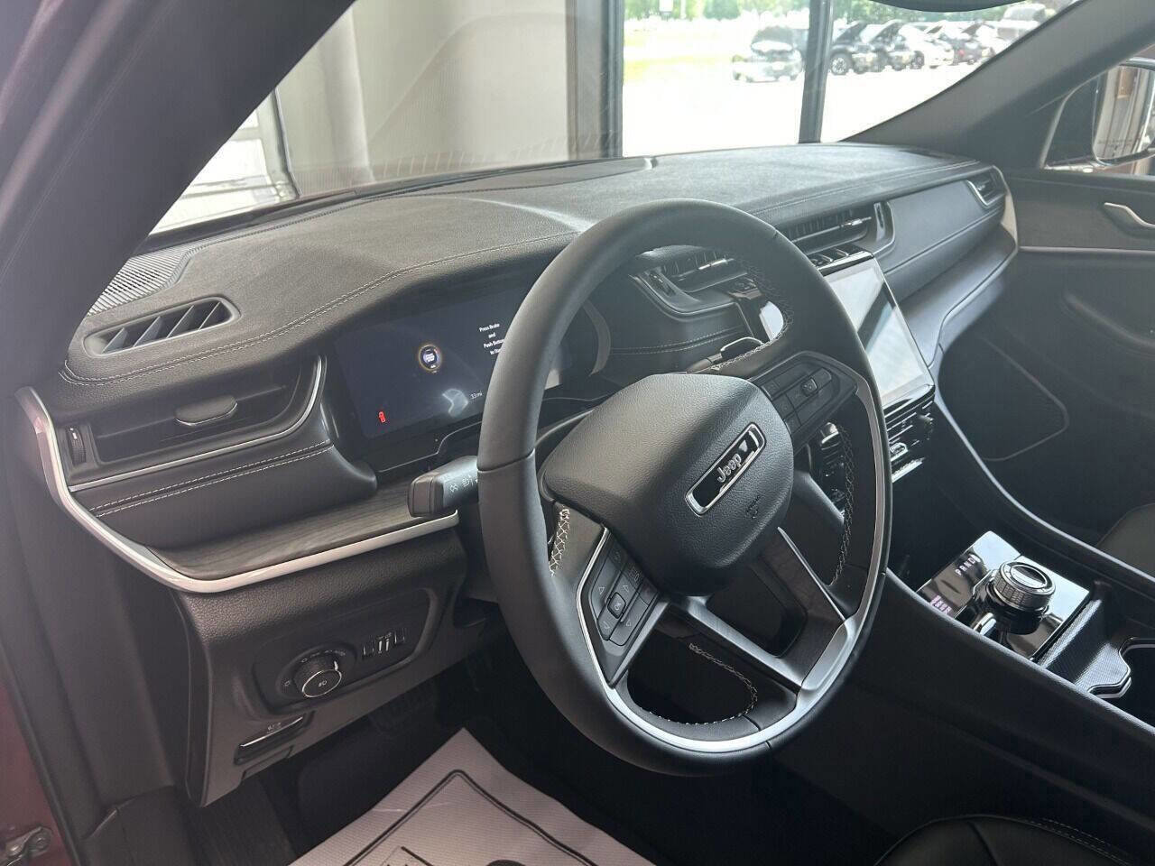 New 2024 Jeep Grand Cherokee Limited w/ Black Appearance Package image 9