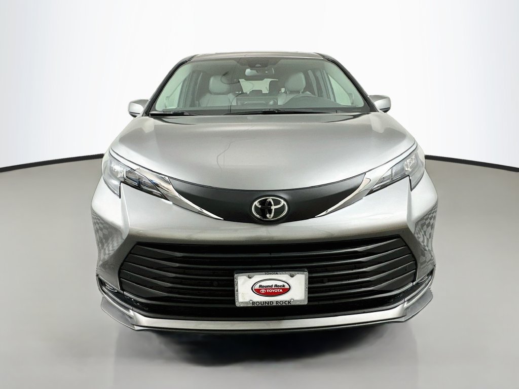 Used 2026 Toyota Sienna XLE FWD image 2