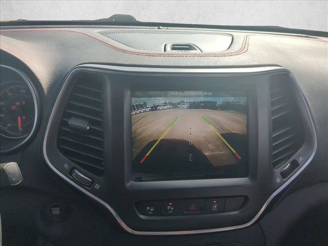 Used 2019 Jeep Cherokee Trailhawk AWD/4WD image 12