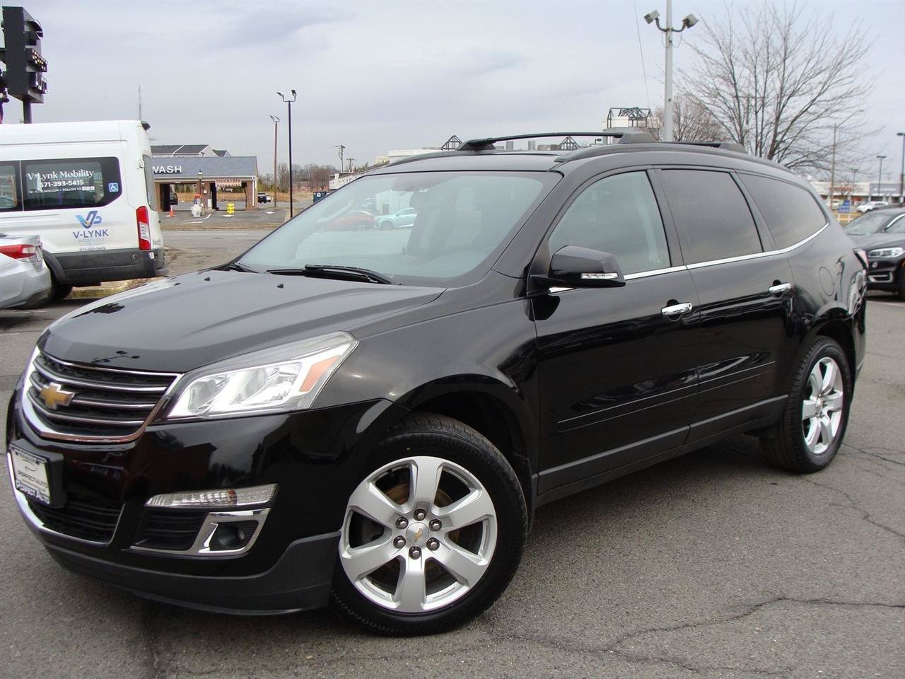 Used 2017 Chevrolet Traverse LT w/ Style and Technology Package AWD/4WD image 3