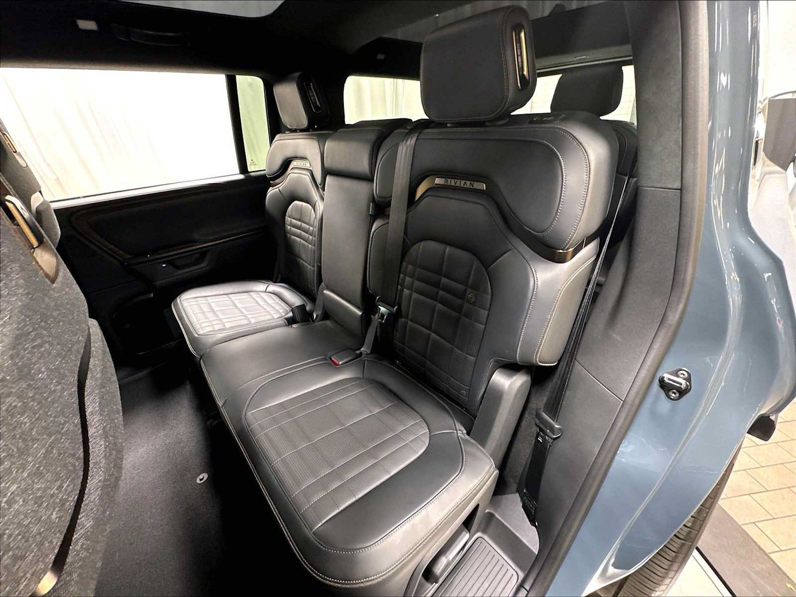 Used 2025 Rivian R1S Premium AWD/4WD image 30