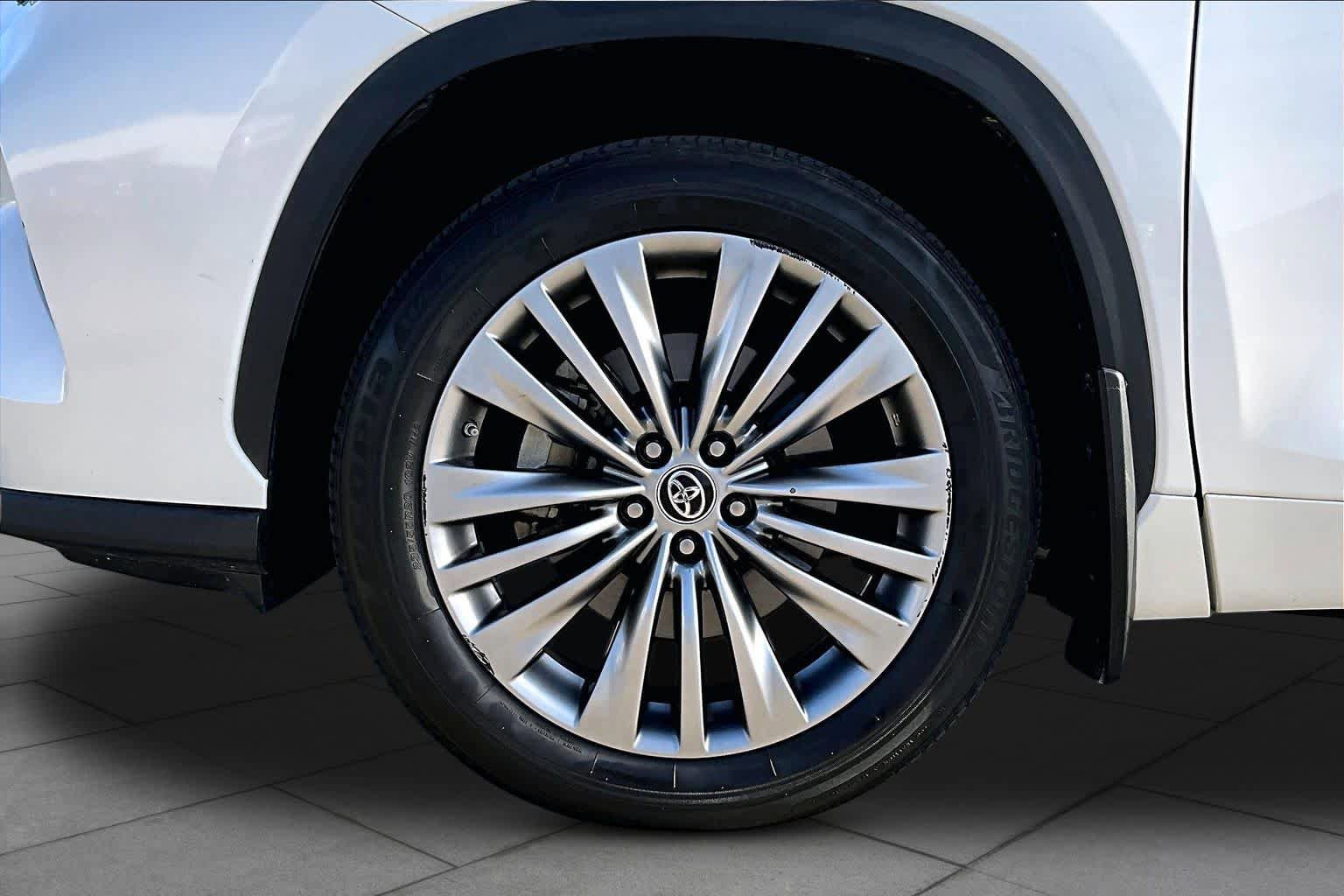 Used 2020 Toyota Highlander Platinum FWD image 11
