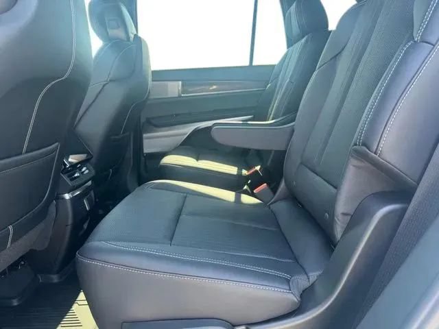 New 2027 Cadillac Vistiq Sport w/ LPO, Floor Liner Package AWD/4WD image 18