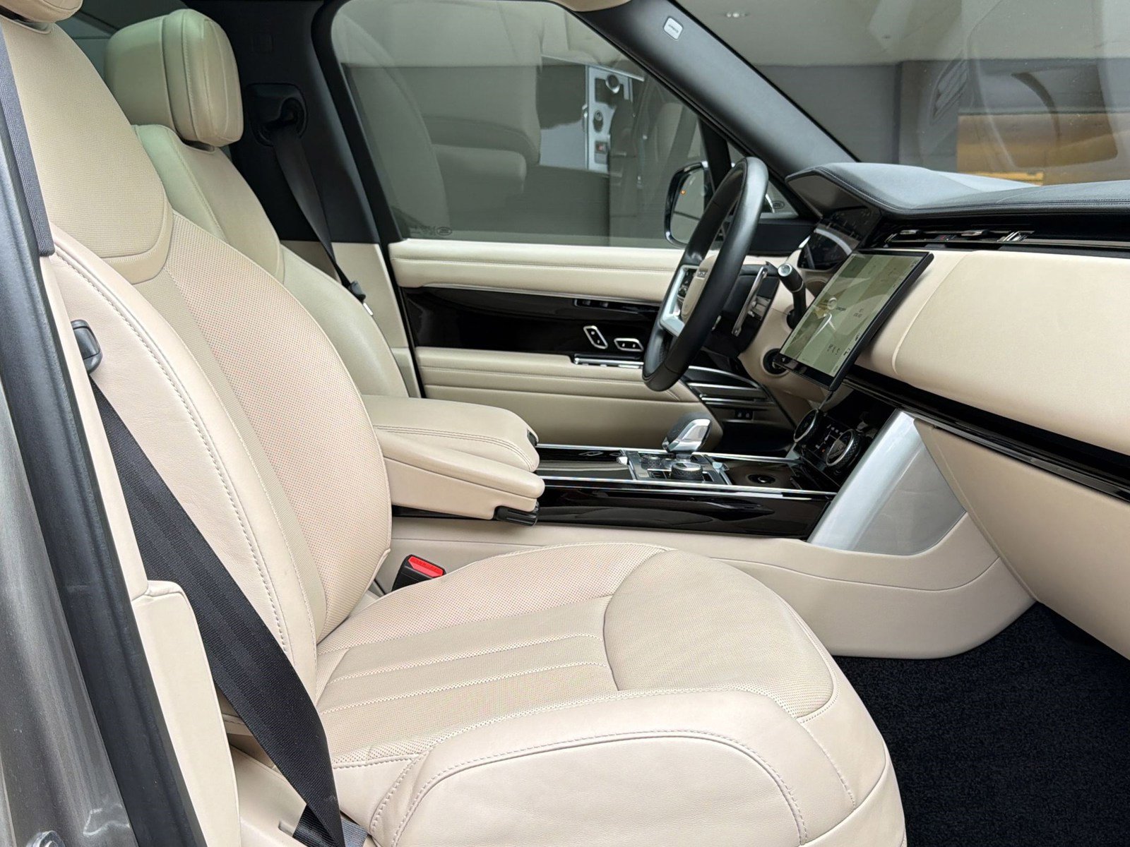 Certified 2023 Land Rover Range Rover SE image 31