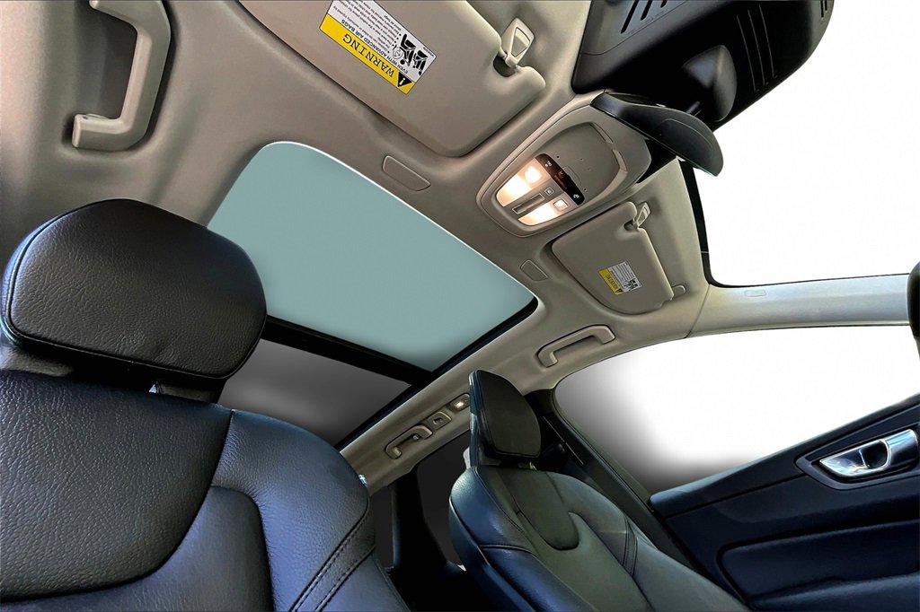 Certified 2022 Volvo XC60 B5 Momentum image 22