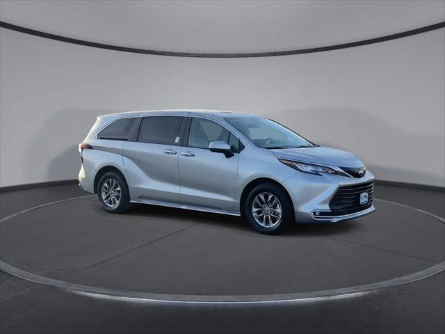 Certified 2023 Toyota Sienna XLE image 2