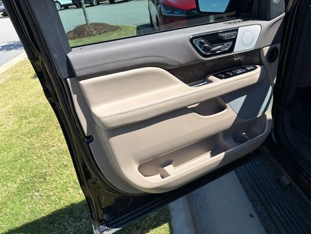 Used 2023 Lincoln Navigator Reserve AWD/4WD image 10