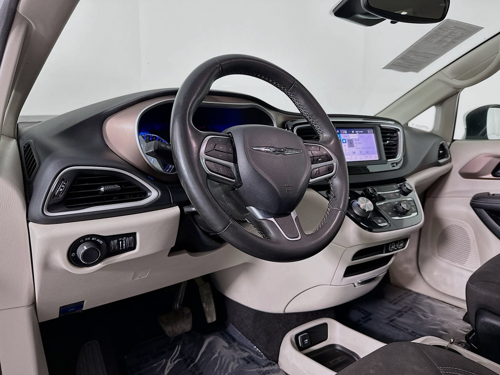 Used 2023 Chrysler Voyager LX FWD image 10