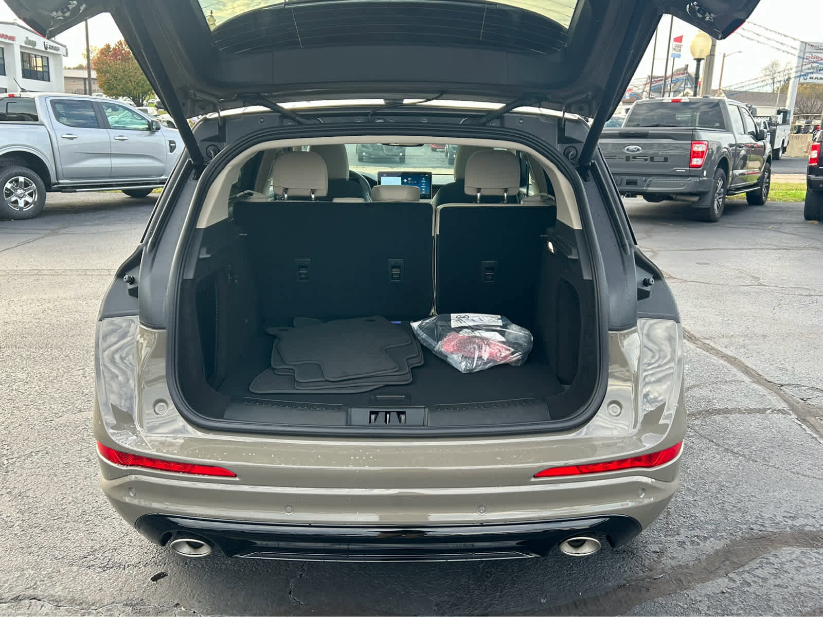 Used 2025 Lincoln Corsair Grand Touring image 7