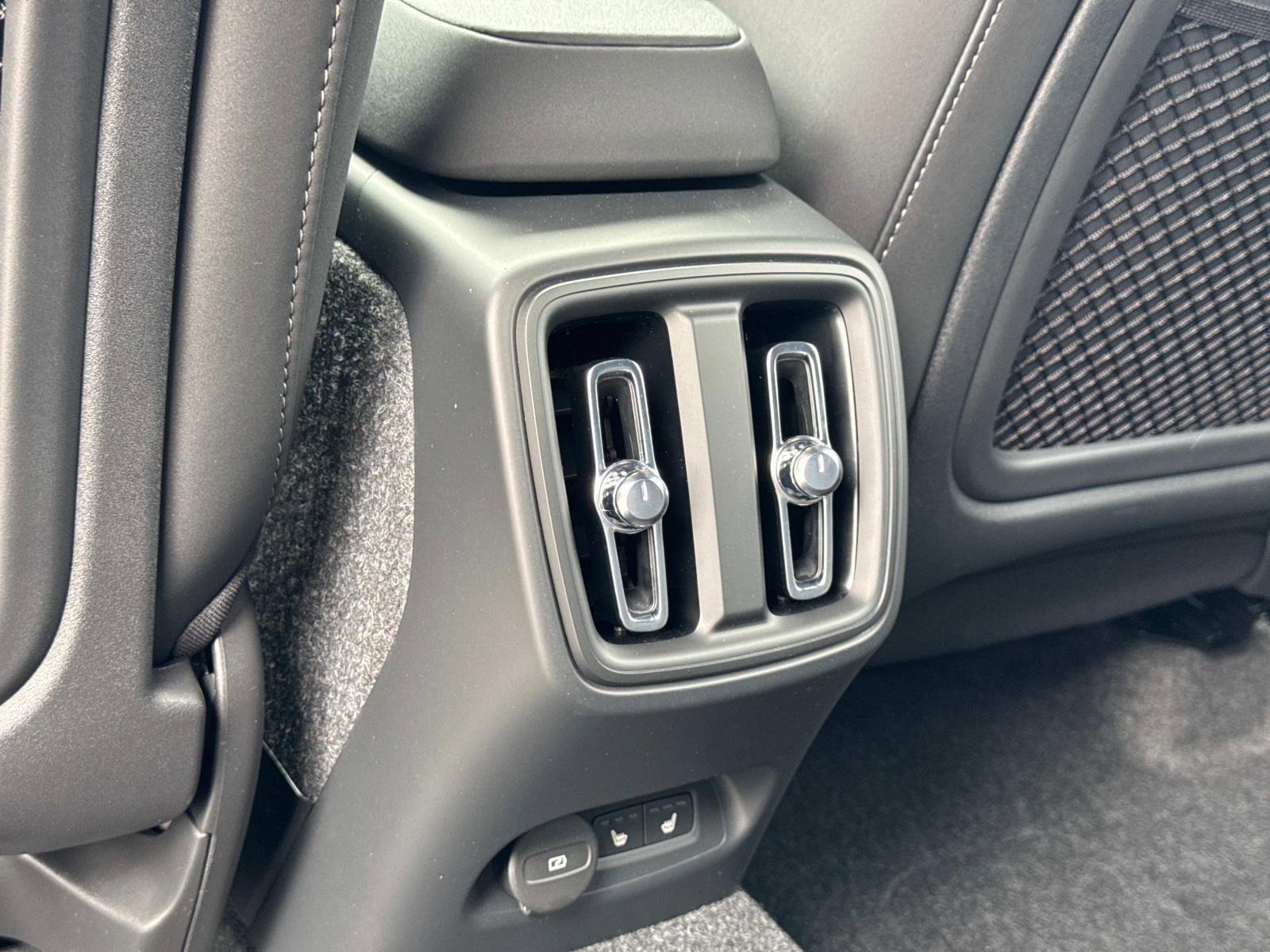 New 2025 Volvo EX40 Core w/ Climate Package image 14