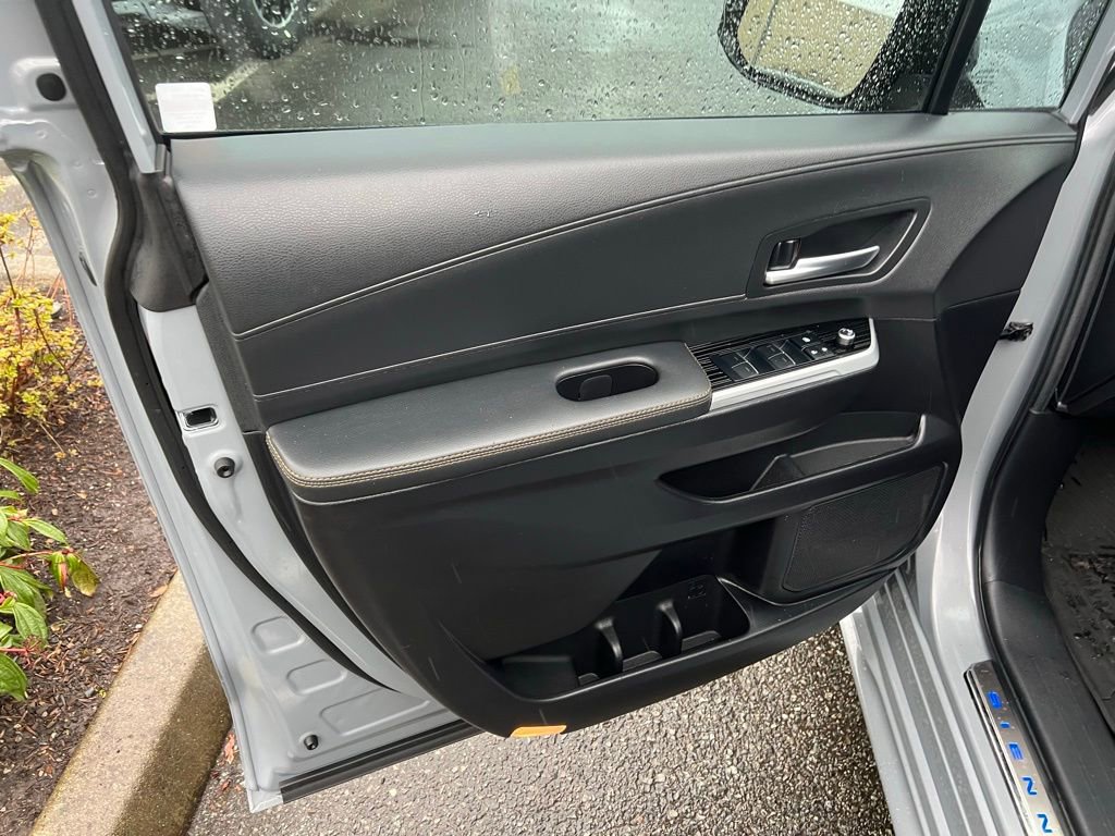 Used 2025 Toyota Sienna XLE Woodland Edition image 10