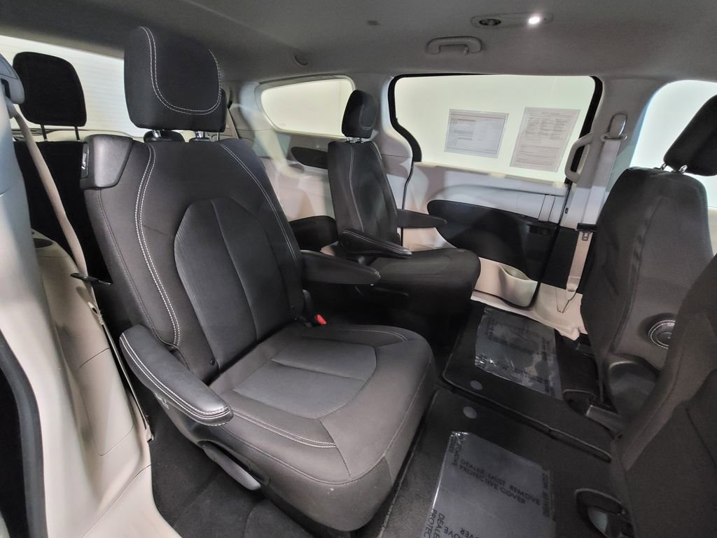 Used 2023 Chrysler Voyager LX image 8