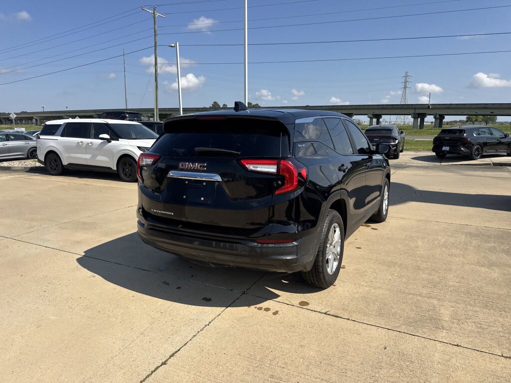 Used 2024 GMC Terrain SLE w/ LPO, Floor Liner Package image 13