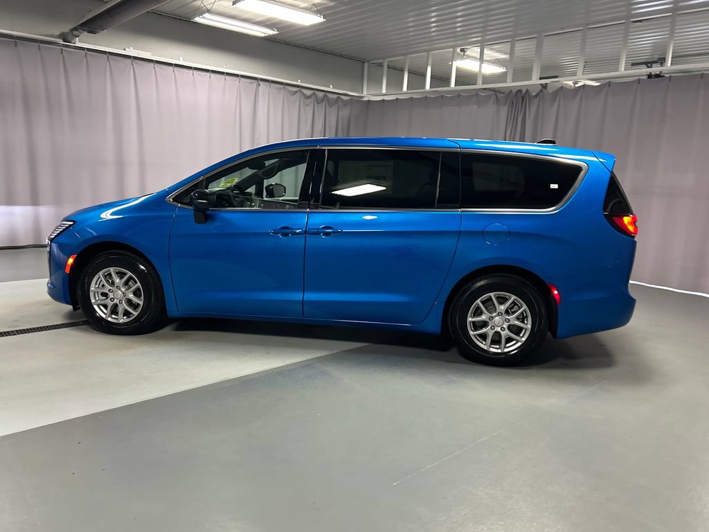 New 2027 Chrysler Pacifica Select w/ Family Tech Group FWD image 4