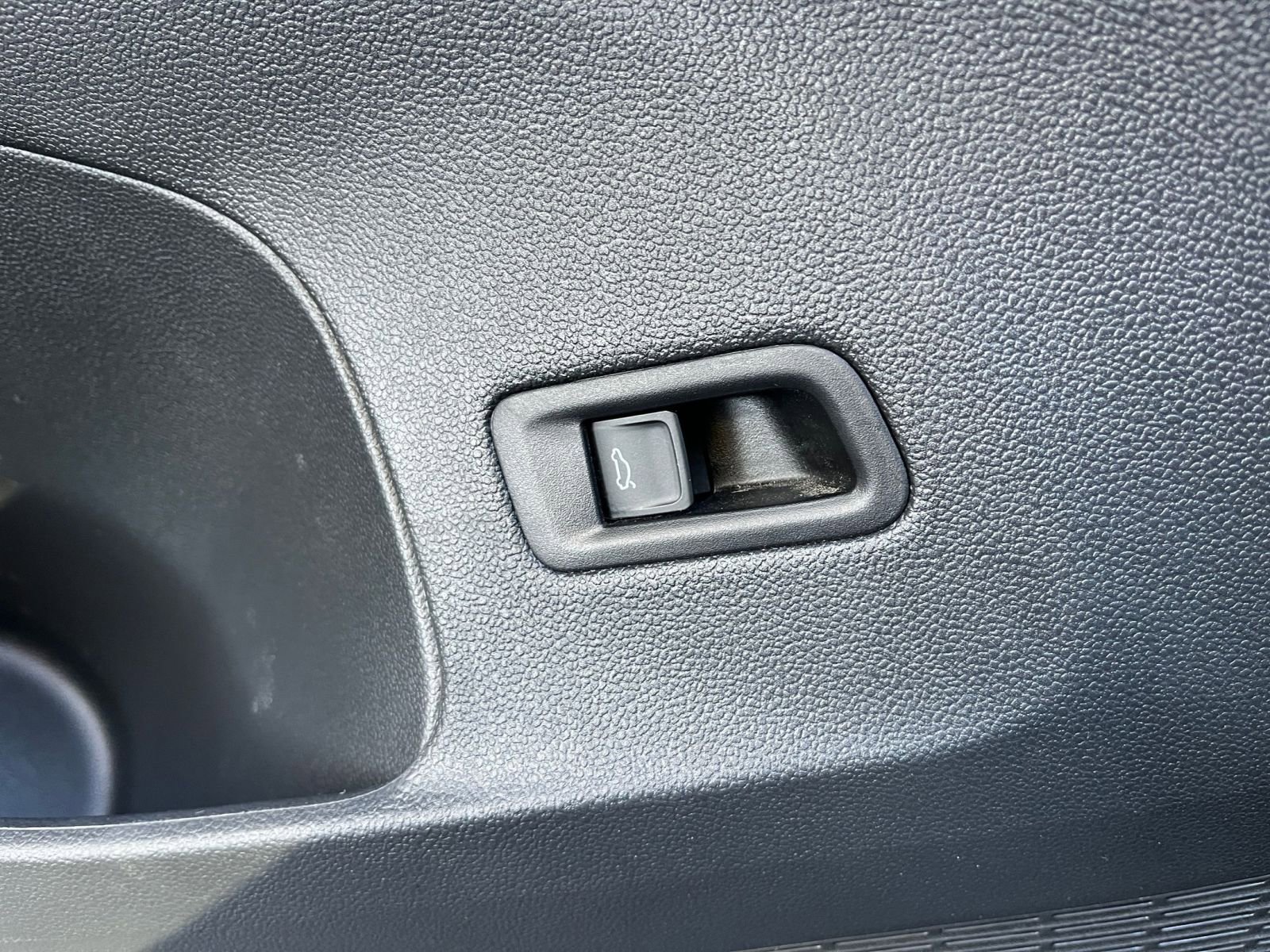 Used 2025 Volkswagen Atlas Cross Sport SE image 17