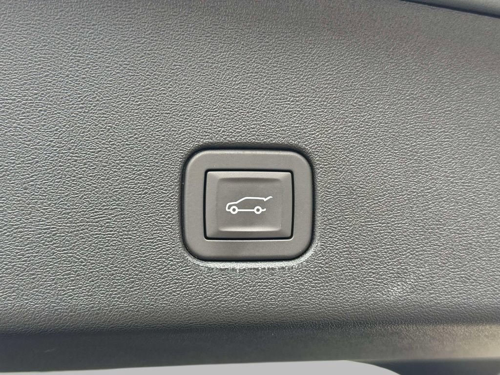 Used 2025 Cadillac Optiq Sport 2 w/ LPO, Floor Liner Package AWD/4WD image 18